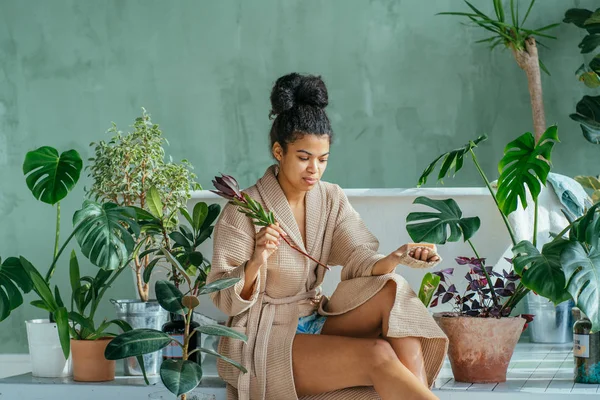 Positivo Boa Aparência Negra Cabelo Encaracolado Mulher Multiétnica Africana Sentado — Fotografia de Stock