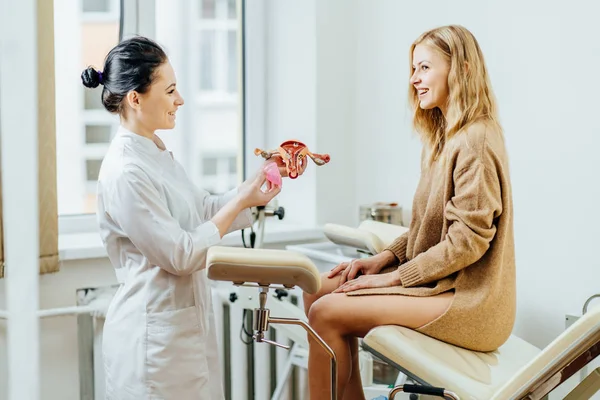 Tema da menstruação. protetores de calcinha femininos com sangue em fundo  rosa. vista do topo. postura plana