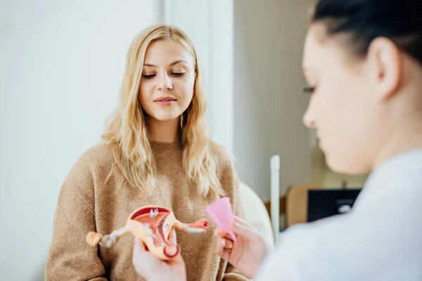 Orvos Nőgyógyász Kínál Alternatívát Tamponok Beszél Intim Higiénia Menstruációs Csésze — Stock Fotó