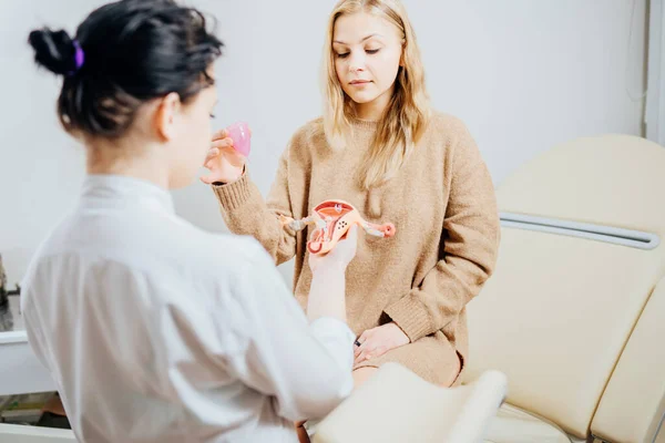 Női higiénia, bolygómentés, környezetbarát, nulla hulladék, újrahasznosítási koncepció. Hogyan kell alkalmazni a menstruációs csészét?. — Stock Fotó