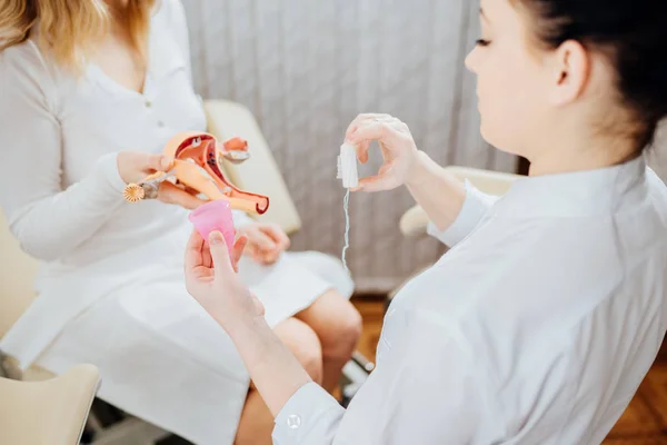 Sanitärtampons, Einlagen, Tassen für die weibliche Intimhygiene in der Blutspende. — Stockfoto