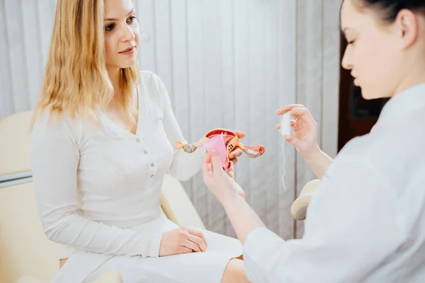 Sanitärtampons, Einlagen, Tassen für die weibliche Intimhygiene in der Blutspende. — Stockfoto