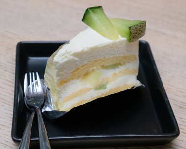 Kavun kek yemek üzerine