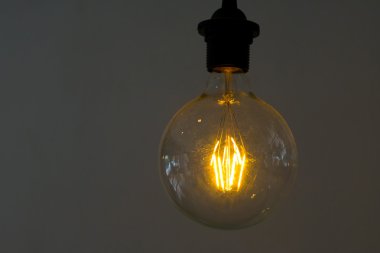 Modern bir kafede yanan lambalar.