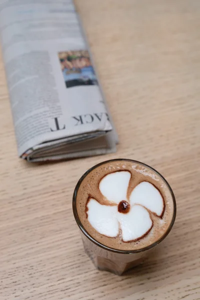 Una taza de café en la mesa con periódico —  Fotos de Stock