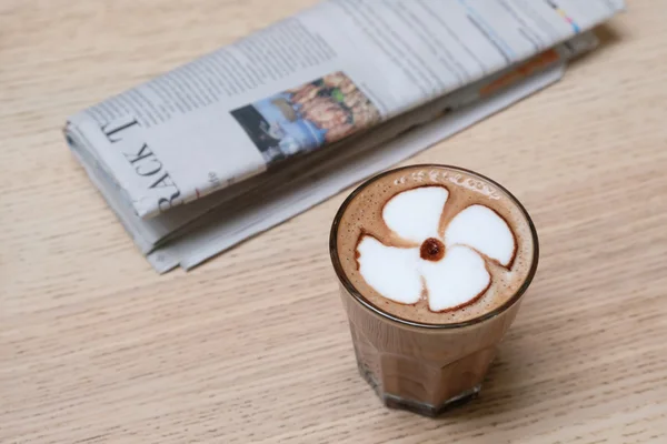 Una taza de café en la mesa con periódico —  Fotos de Stock