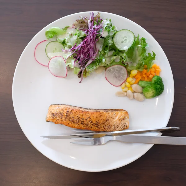 Salmão e produtos hortícolas grelhados — Fotografia de Stock