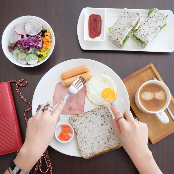 Mujer desayunando vista superior — Foto de Stock