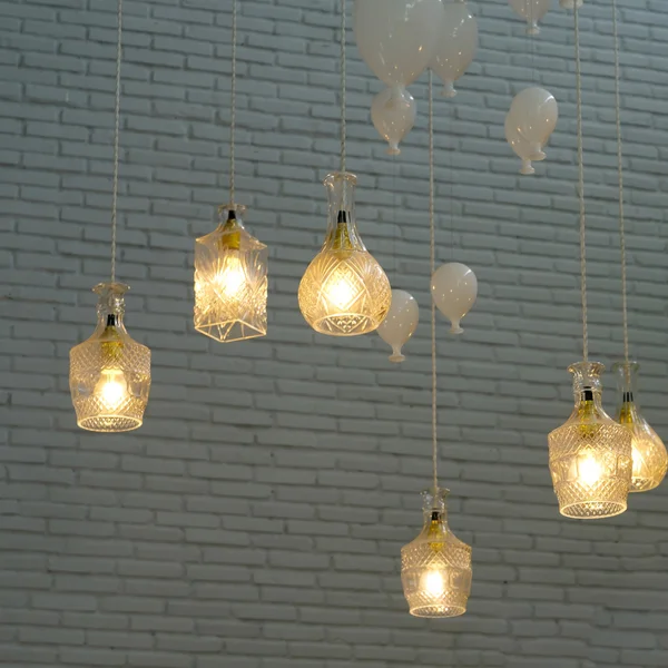 Lámparas incandescentes en un café moderno — Foto de Stock