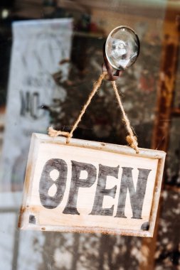 Kahve dükkanının camında açık tabela var.