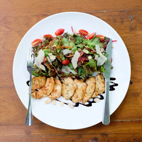 Salada de frango na tabe — Fotografia de Stock