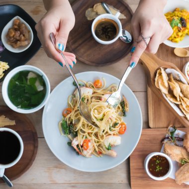 kadın bir spagetti karides ile var