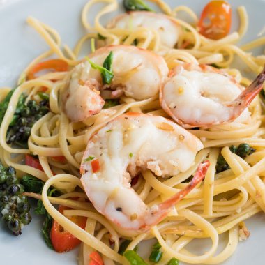 Spagetti karides tablo ile