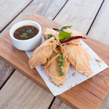 Kızarmış tavuk masada.