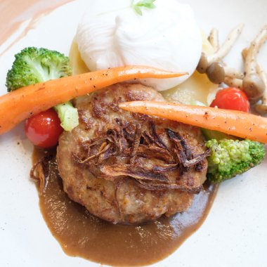 Kahve dükkanında hamburger biftek