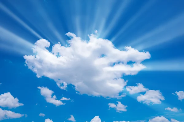 Солнечный луч сквозь туман на голубом небе — стоковое фото