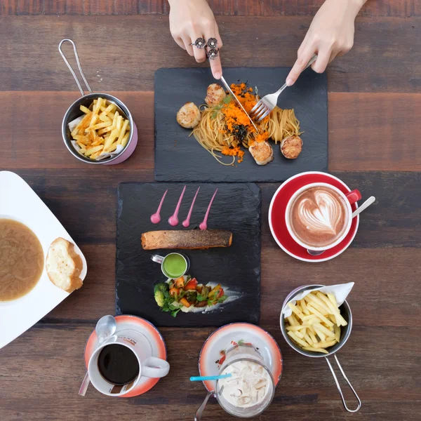 Visão superior de uma mulher tendo comida — Fotografia de Stock