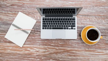 Laptop (dizüstü bilgisayar) ile fincan kahve ve eski kalem ile not etmek