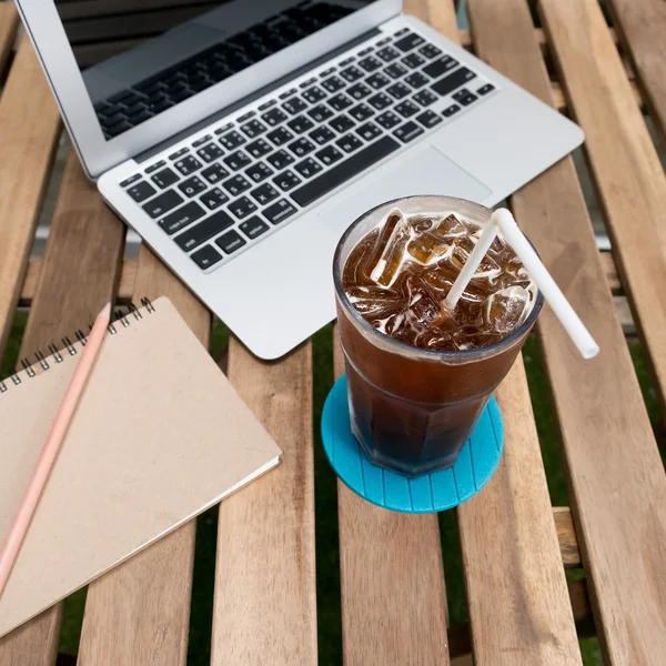 Tasse Kaffee mit Laptop (Notizbuch) und Notizblock mit Stift auf alt — Stockfoto