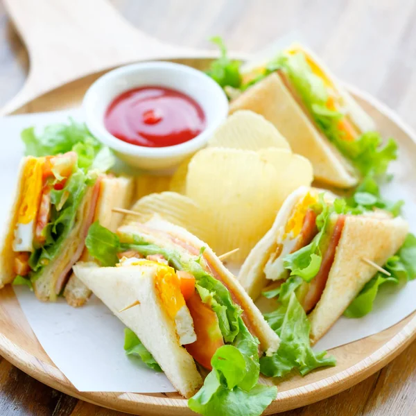 Club sandwich på bordet — Stockfoto