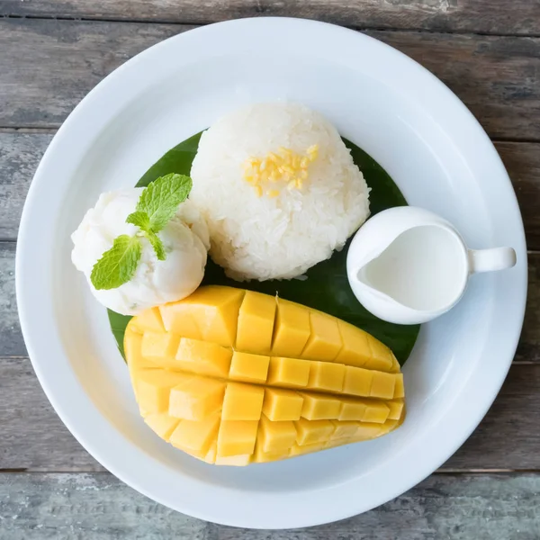 Mango con arroz pegajoso — Foto de Stock