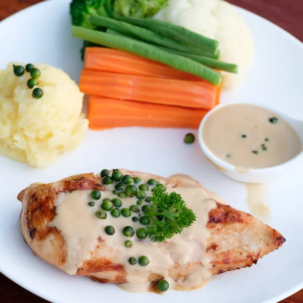 Bife de frango grelhado na mesa — Fotografia de Stock