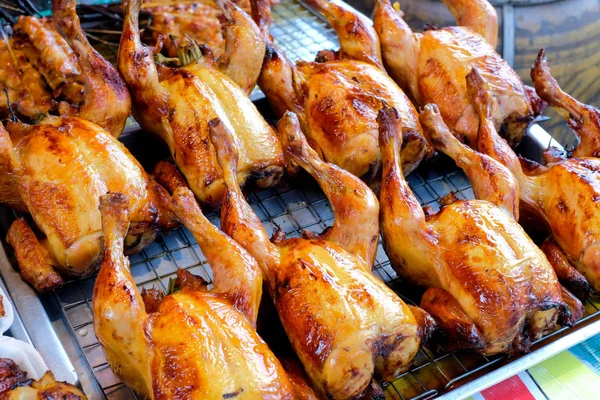 Poulet rôti sur le marché — Photo