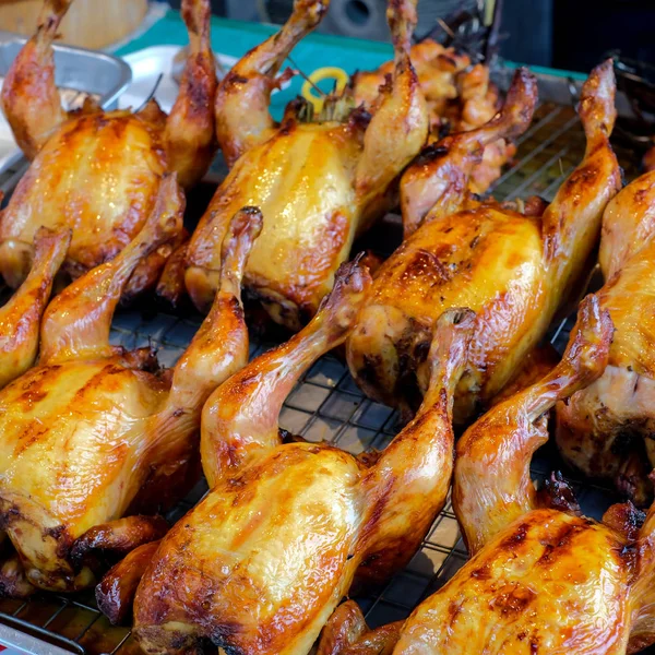 Markette kızarmış tavuk.