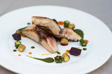 çanak ile sebze kızarmış balık