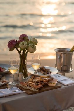 Zengin deniz ürünleri yemeği sahilde 