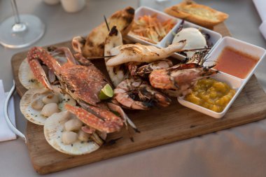 Greel deniz ürünleri yemeği ahşap plaka üzerinde 