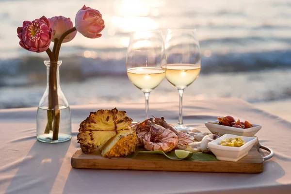 Grill Meeresfrüchte Abendessen für Paare am Meer Restaurant — Stockfoto