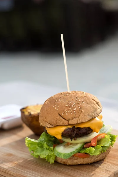 Cheesburger mit Kartoffeln und Gemüse — Stockfoto