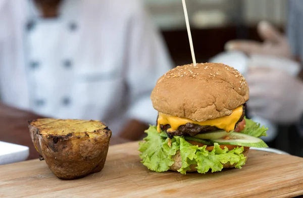 Cheesburger aux pommes de terre et légumes — Photo