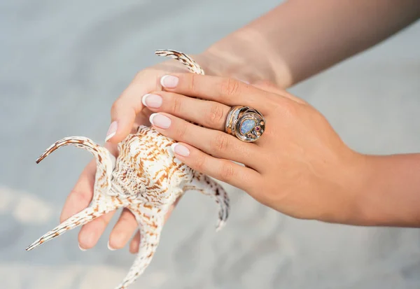 Women's handen met french manicure — Stockfoto