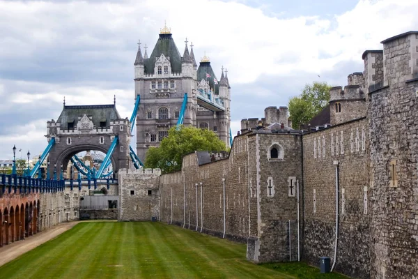 Tower Bridge and Tower of London — Stock fotografie