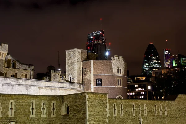 30 St Mary Axe e Torre di Londra — Foto Stock