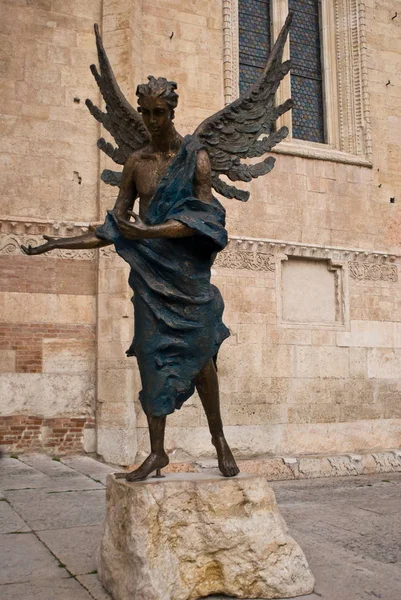 Statua dell'Angelo davanti al Duomo di Verona — Foto Stock