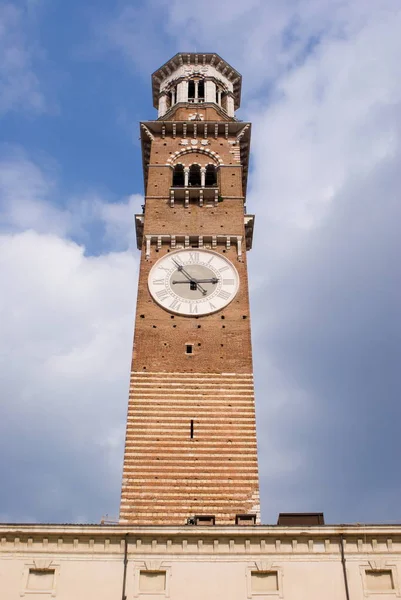 Torre dei Lamberti, Verona v Itálii — Stock fotografie