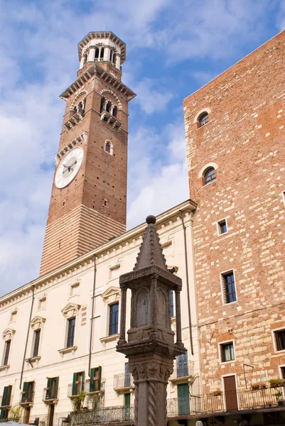 Torrei dei Lamberti, Verona v Itálii — Stock fotografie