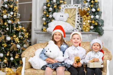 kız ve kardeşler x-mas hediye kutuları ile