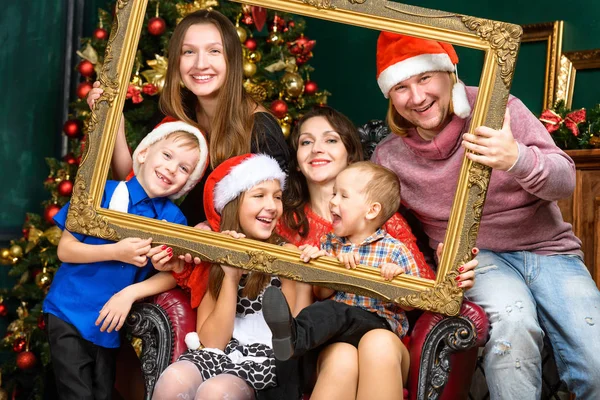 Großes Glück lächelndes Familienhaus in Weihnachtsmannhelfermützen — Stockfoto