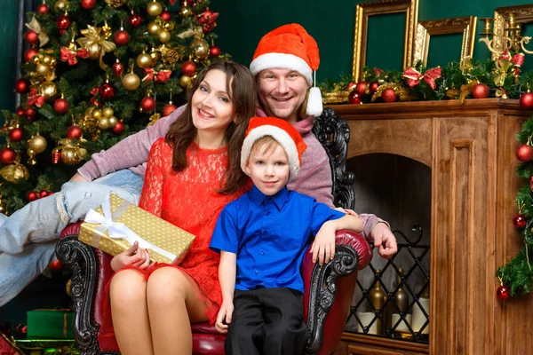 행복 가족 많은 산타의 도우미 모자에 엑스 마스를 축 — 스톡 사진