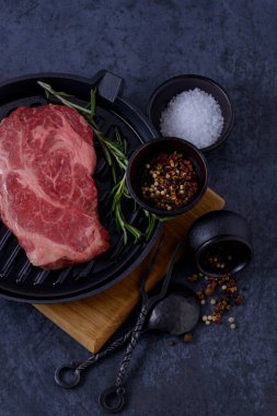 Çiğ et dana biftek ızgara Pan