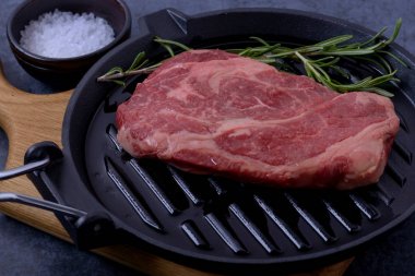 Ham sığır eti striploin biftek ızgara Pan