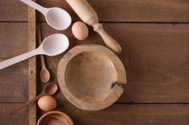 Ahşap mutfak eşyaları üzerinde ahşap masa, üstten görünüm