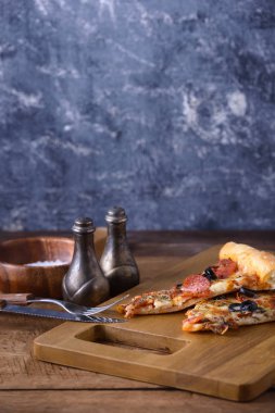 Dilim pizza ahşap tahta üzerinde