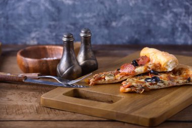 Dilimleri İtalyan pizza tahta masaya servis