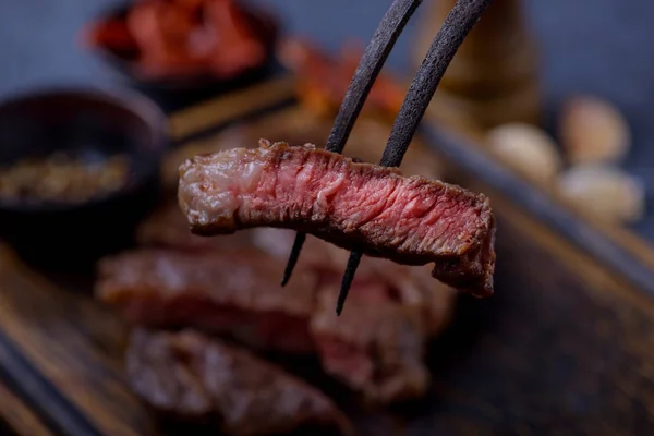 Nahaufnahme in Scheiben geschnittenes Steak vom Grill mittel selten — Stockfoto