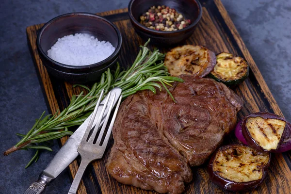 Grillad biffstek ryggbiffen och grönsaker — Stockfoto